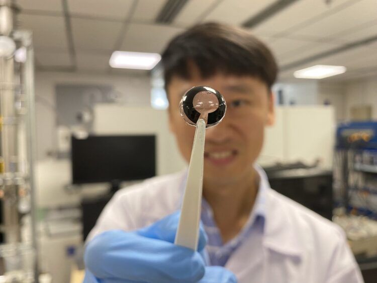 Smart contact lens powered by a micrometers-thin battery