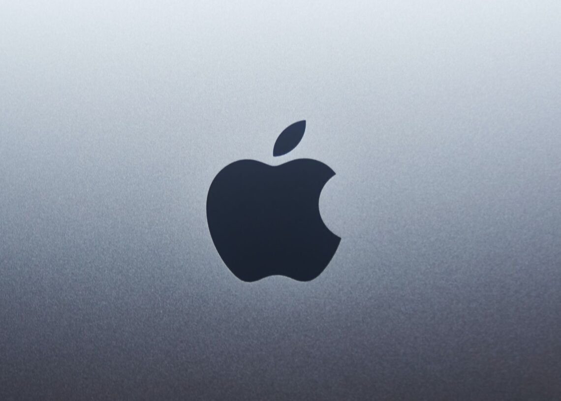 Apple stands behind Google in a court hearing