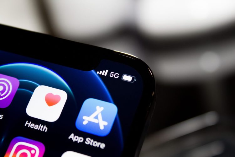 Apple "loosens" App Store rules for US developers
