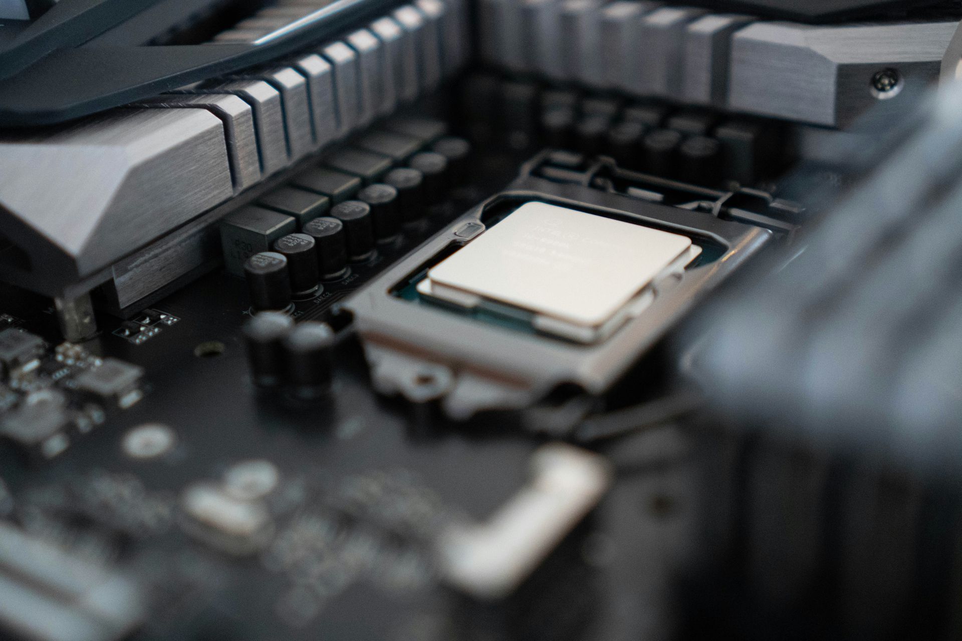 Intel i producenci płyt głównych spierają się o ograniczenia mocy