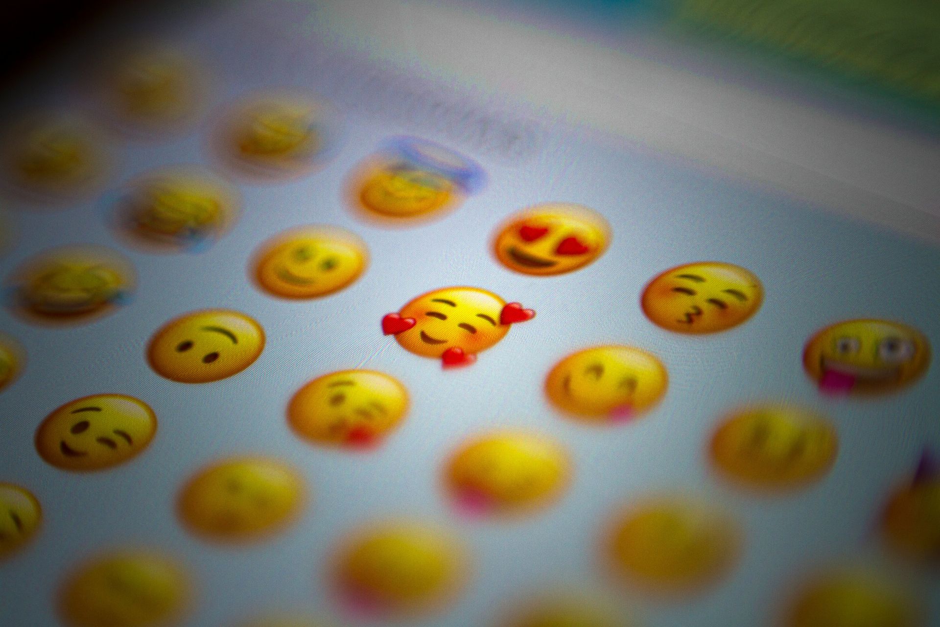 Come si utilizza la funzionalità del livello emoji di iMessage?