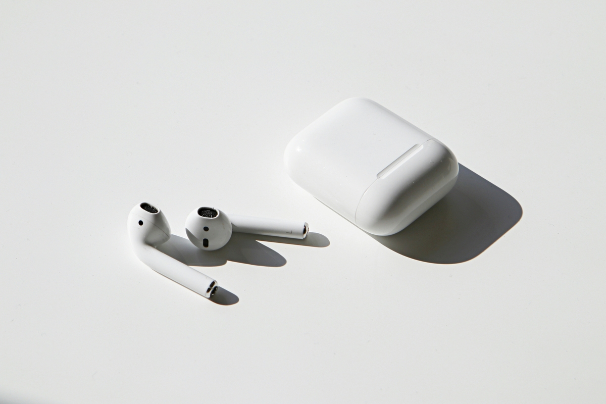 A Apple está supostamente explorando a integração de câmeras em futuros modelos de AirPods