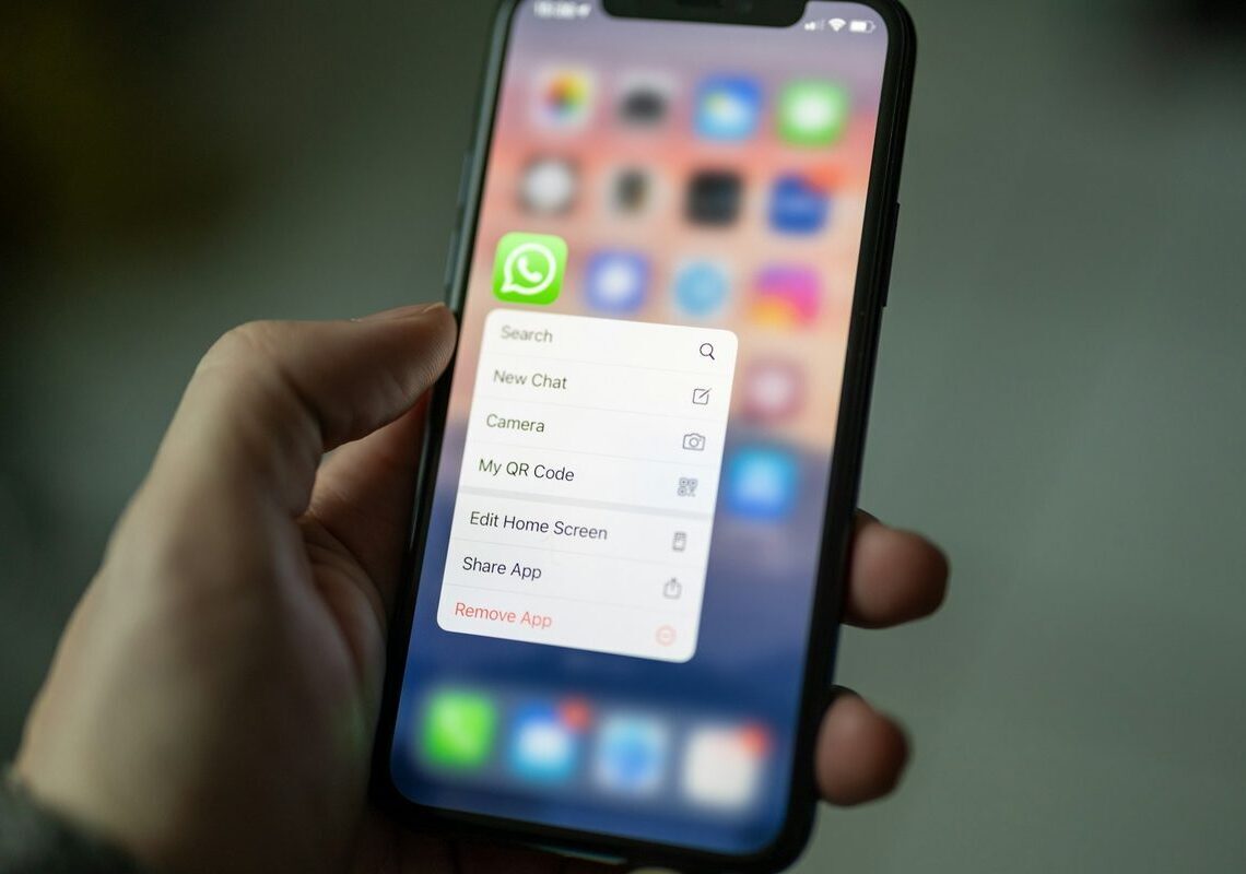 WhatsApp beta tests multi-message selection on iOS