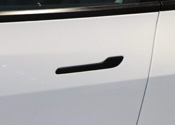 Tesla redesigns electronic door handles amid NHTSA probe