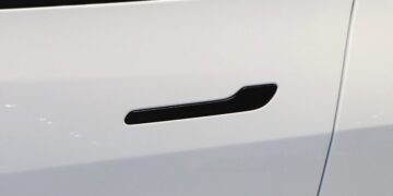 Tesla redesigns electronic door handles amid NHTSA probe