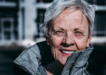 Meta adds scam alerts to WhatsApp and Messenger targeting older users