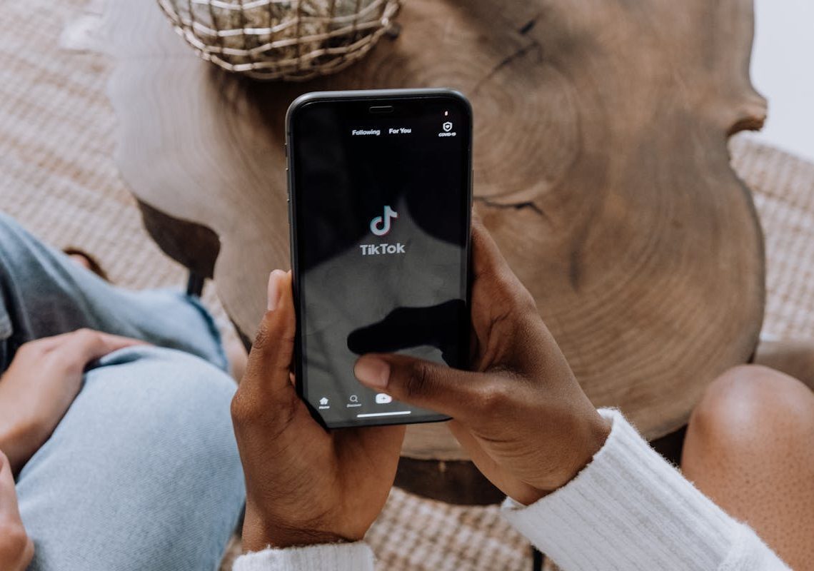 TikTok experiences major US outage after data center power failure causes cascading systems breakdown. Users report broken FYP, failed uploads, and login issues.