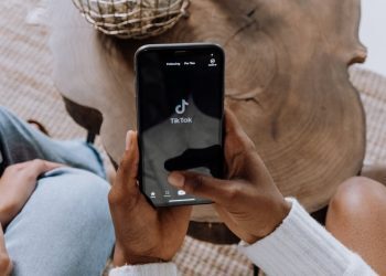 TikTok experiences major US outage after data center power failure causes cascading systems breakdown. Users report broken FYP, failed uploads, and login issues.