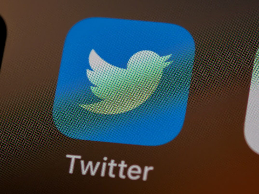 Threads overtakes X mobile users