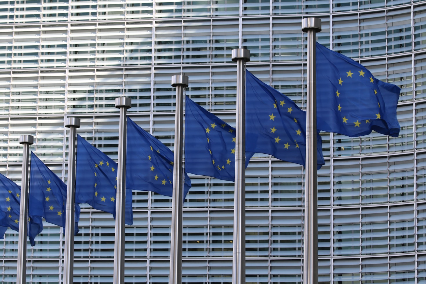 Apple backs Google in opposing EU third-party AI mandates